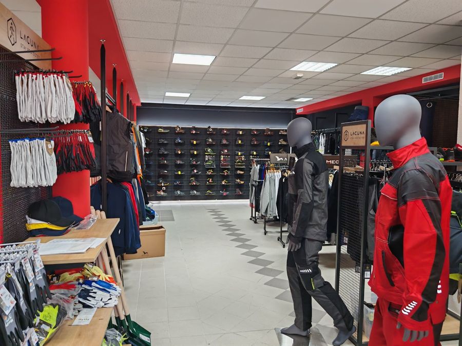 Workwear section with mannequins in the Majstoralata showroom
